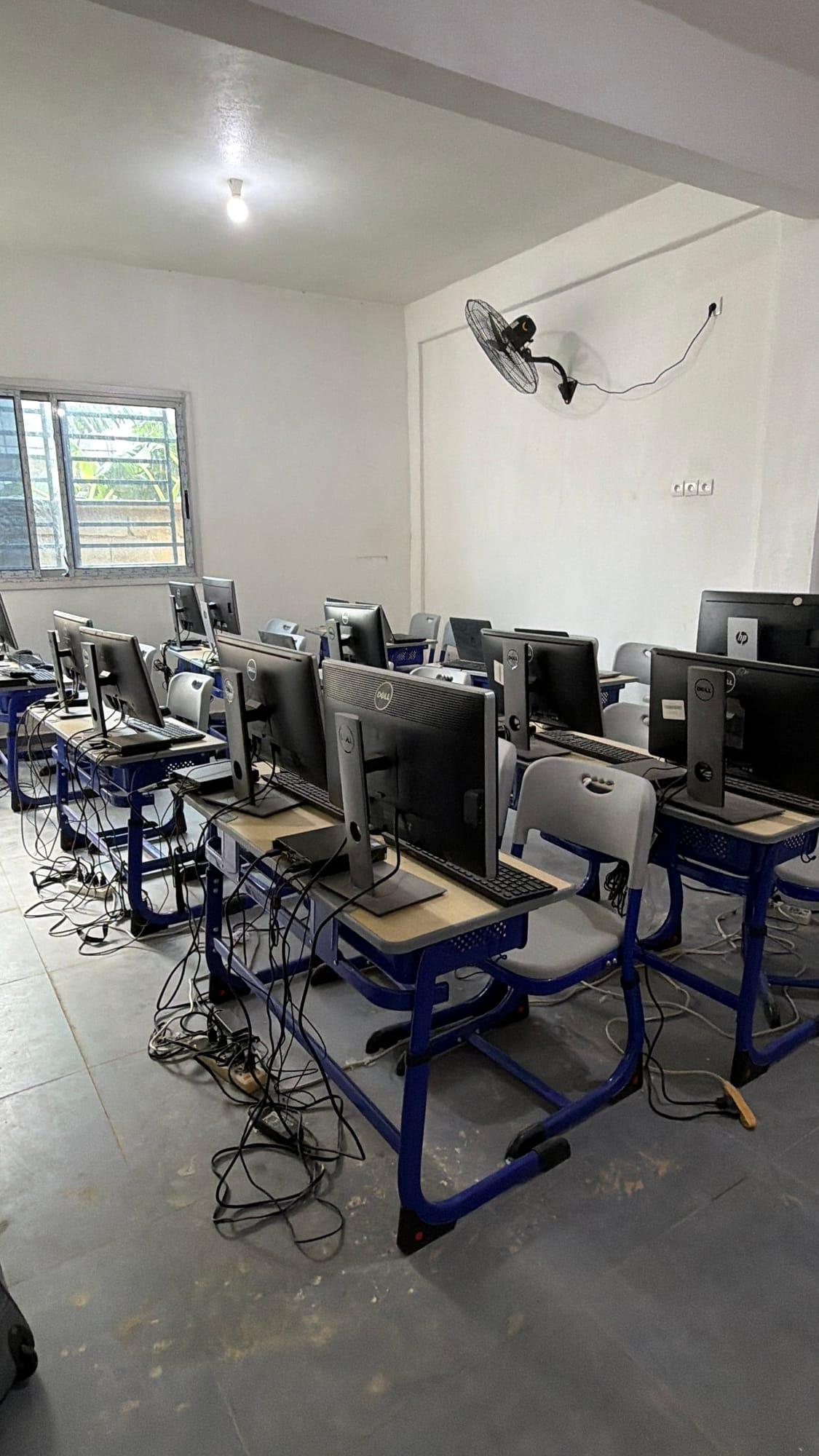 Le laboratoire informatique prêt pour la classe, avec un poste de travail sur chaque bureau