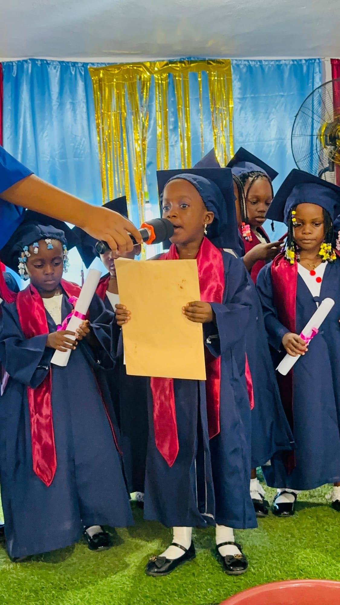 Une jeune diplômée s'exprimant au microphone pendant le programme de la cérémonie